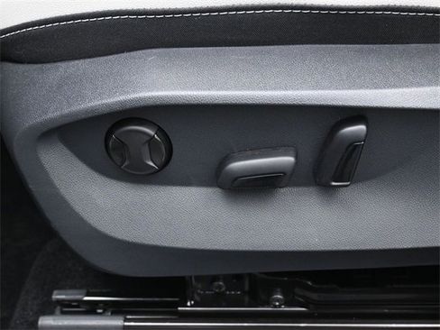 Certified 2025 Volkswagen Taos SE image 10