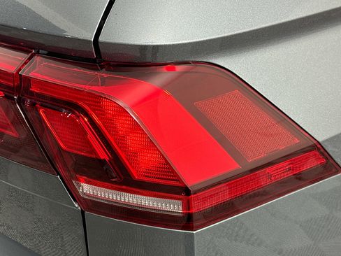 Used 2021 Volkswagen Tiguan SE w/ Panoramic Sunroof Package image 33