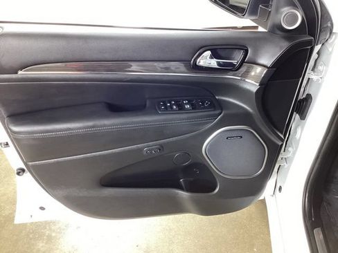 Used 2019 Jeep Grand Cherokee Overland AWD/4WD image 9