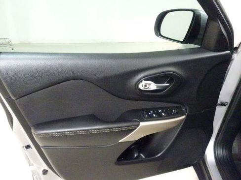 Used 2018 Jeep Cherokee Latitude w/ Altitude Package image 14