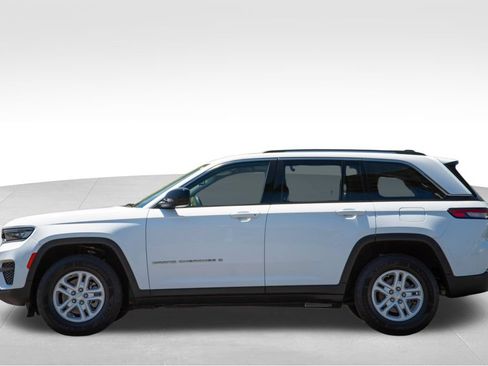 Used 2023 Jeep Grand Cherokee Laredo AWD/4WD image 6