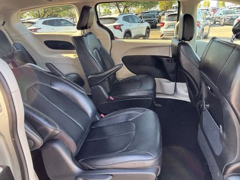 Used 2024 Chrysler Pacifica Limited FWD image 30
