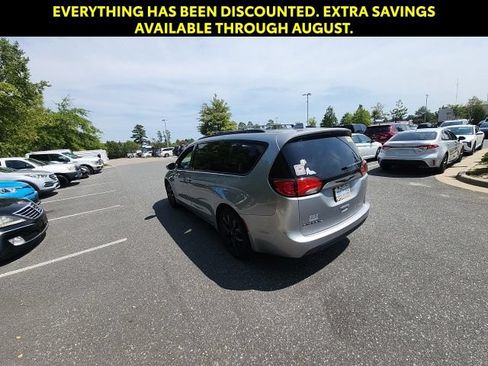 Used 2020 Chrysler Pacifica Touring-L w/ S Appearance Package FWD image 10