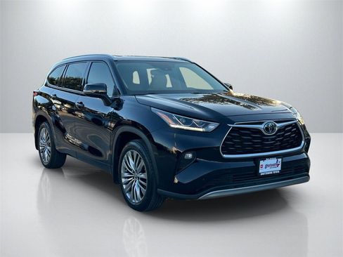 Certified 2022 Toyota Highlander Platinum image 3