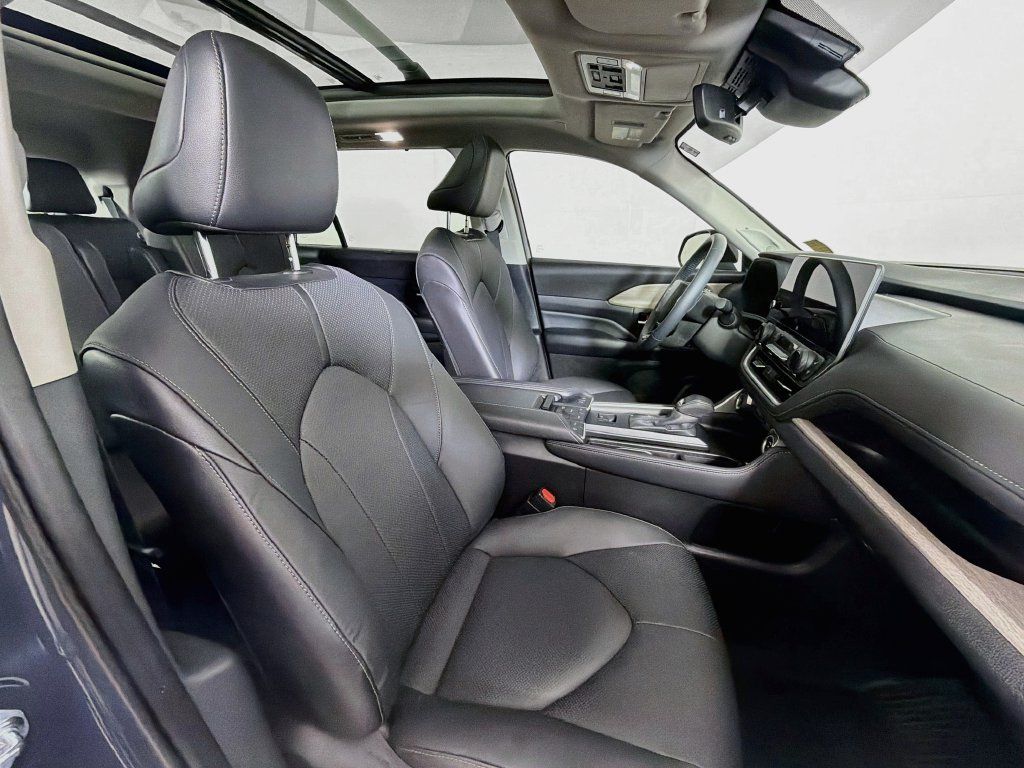 Used 2025 Toyota Grand Highlander AWD image 26