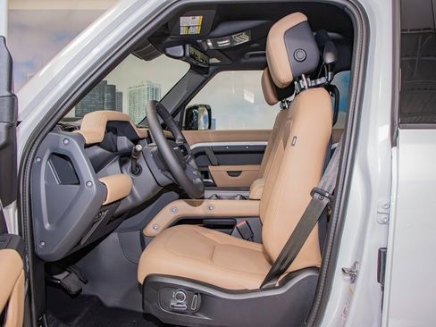 Used 2025 Land Rover Defender 130 X-Dynamic SE image 20