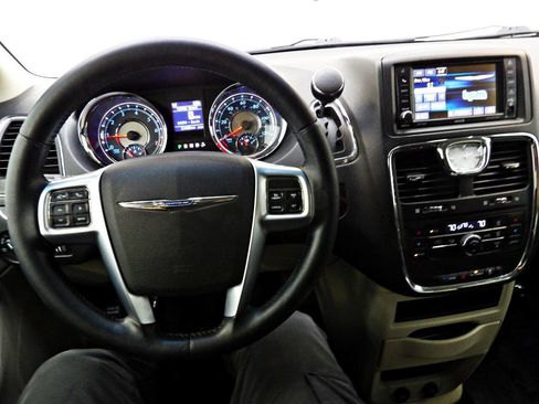 Used 2013 Chrysler Town & Country Touring FWD image 17