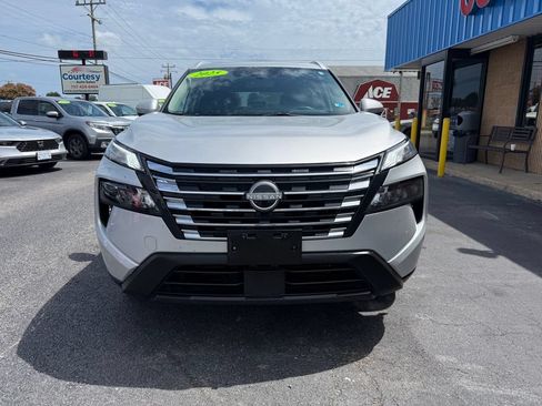 Used 2025 Nissan Rogue SV w/ SV Premium Package FWD image 5