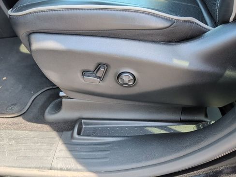 Used 2025 Chrysler Pacifica Limited FWD image 36