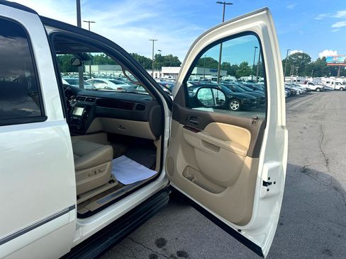 Used 2014 Chevrolet Suburban LTZ image 9