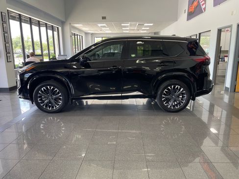 Used 2025 Nissan Rogue Platinum w/ Tech Package FWD image 2