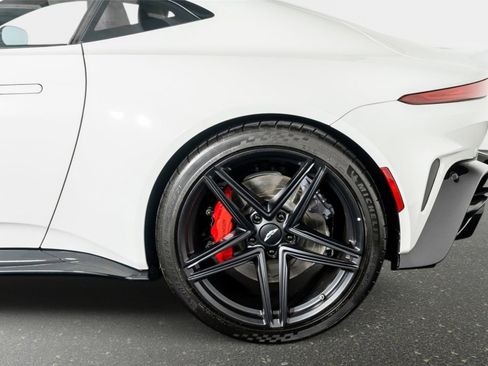 Used 2025 Aston Martin V8 Vantage Coupe RWD image 9