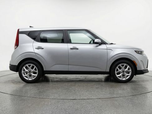 Used 2025 Kia Soul LX w/ LX Technology Package FWD image 11