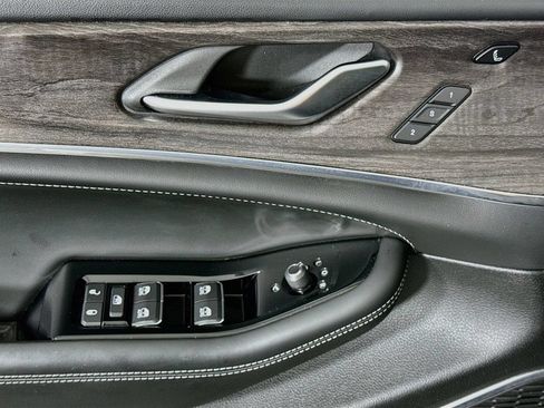 Used 2023 Jeep Grand Cherokee Overland w/ Luxury Tech Group IV AWD/4WD image 26