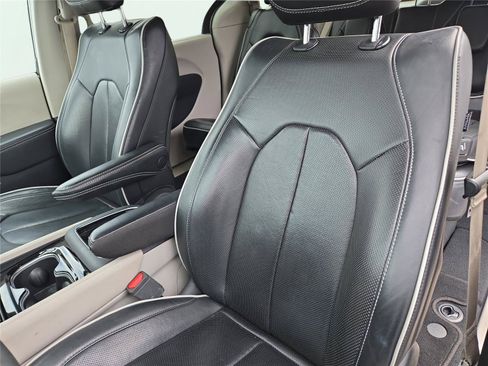 Used 2024 Chrysler Pacifica Limited FWD image 16