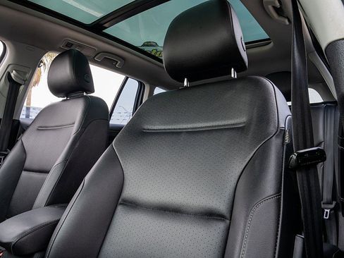 Used 2018 Volkswagen Golf SE image 25