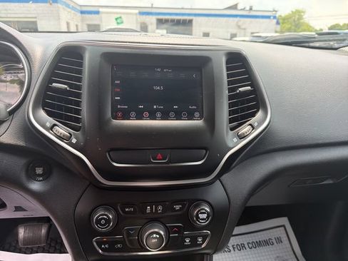 Used 2019 Jeep Cherokee Latitude Plus w/ Cold Weather Group AWD/4WD image 18