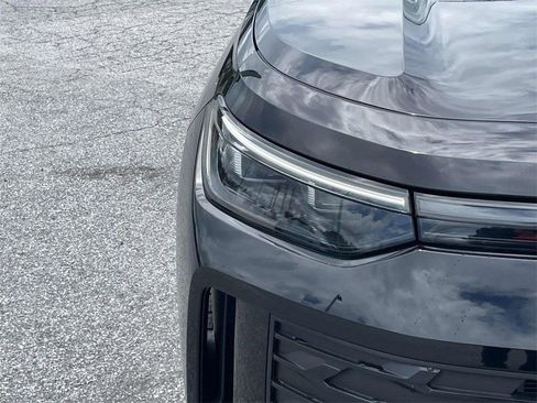 New 2025 Volkswagen Tiguan SE image 11