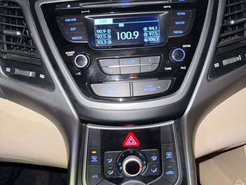 Used 2016 Hyundai Elantra SE image 12