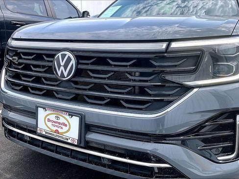 Used 2024 Volkswagen Atlas Cross Sport SEL R-Line AWD/4WD image 37