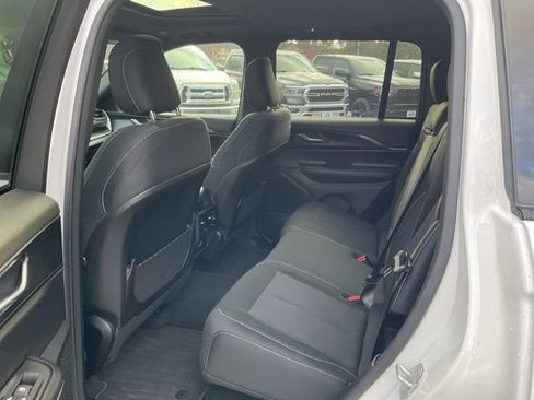 Used 2025 Jeep Grand Cherokee Laredo X image 20