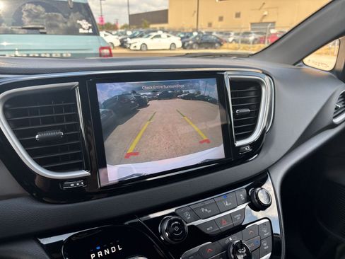 Used 2025 Chrysler Pacifica Select image 25