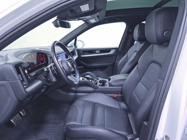 Used 2024 Porsche Cayenne S AWD/4WD image 5