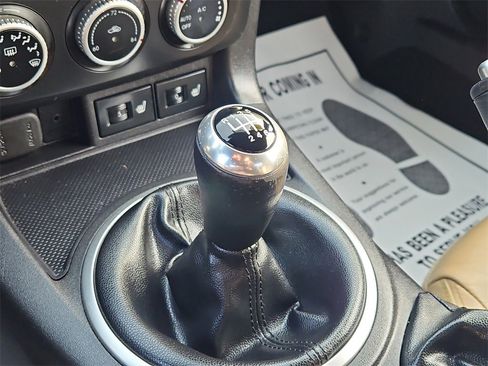 Used 2009 MAZDA MX-5 Miata Grand Touring w/ Premium Pkg image 24