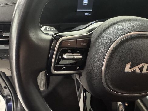 Used 2025 Kia Carnival FWD image 6
