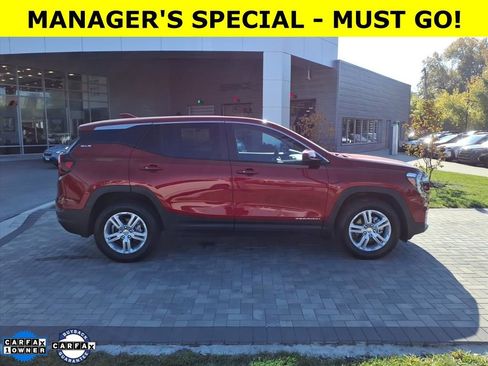 Used 2024 GMC Terrain SLE image 2