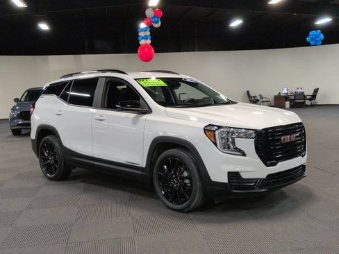 Used 2024 GMC Terrain SLE w/ Driver Convenience Package FWD image 2