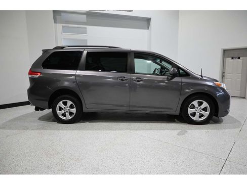 Used 2014 Toyota Sienna LE FWD image 5