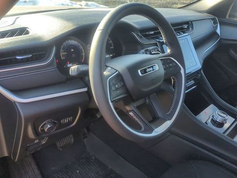 Used 2024 Jeep Grand Cherokee Laredo X image 12