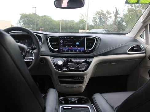 Used 2023 Chrysler Pacifica Touring-L image 18