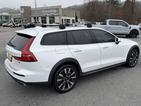 Used 2022 Volvo V60 T5 Cross Country w/ Advanced Package image 5