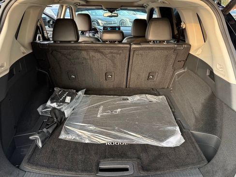 Certified 2025 Nissan Rogue Platinum w/ Tech Package FWD image 11