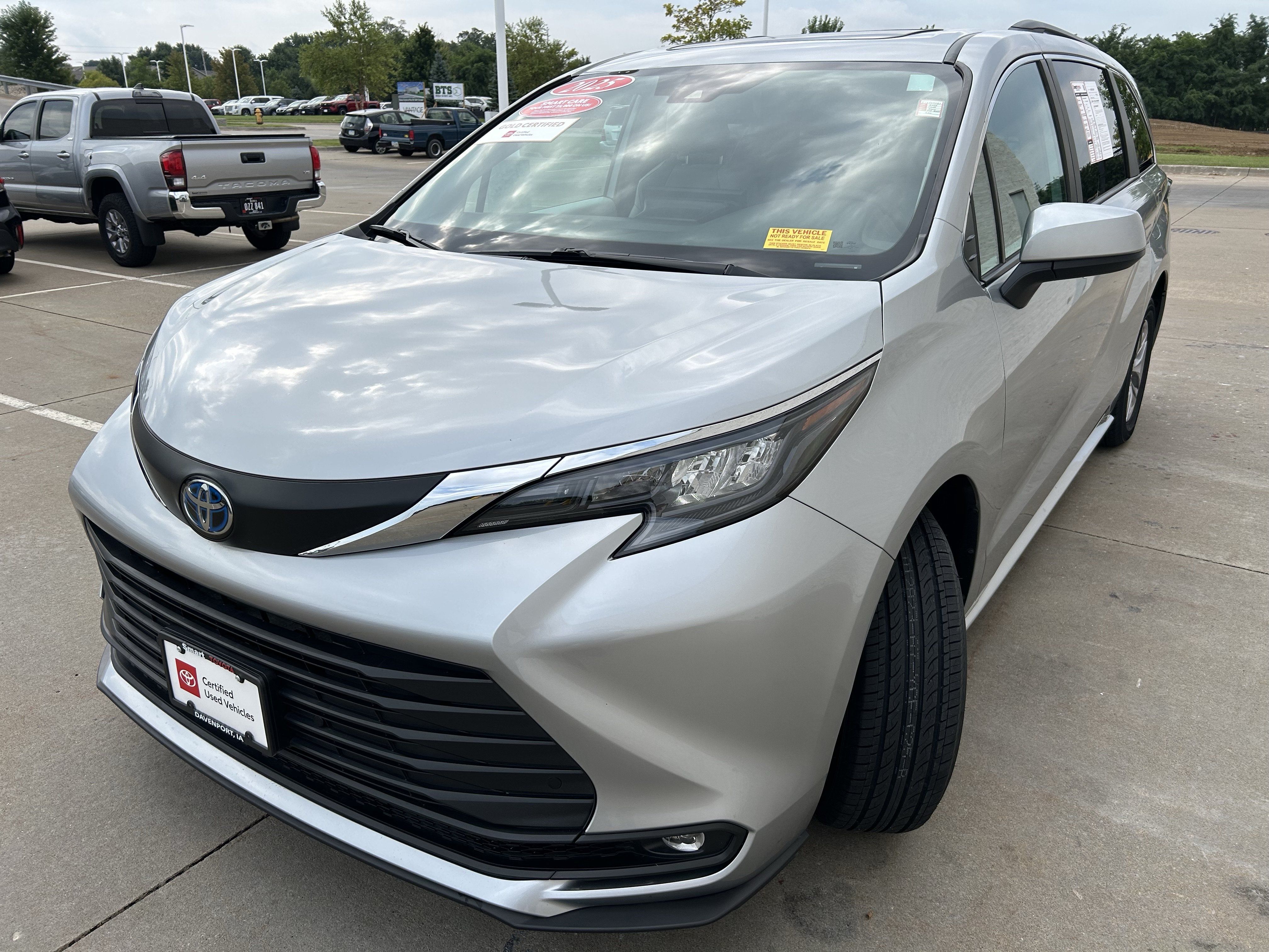 Certified 2025 Toyota Sienna XLE FWD image 3