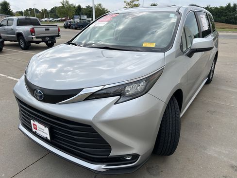 Certified 2025 Toyota Sienna XLE FWD image 3