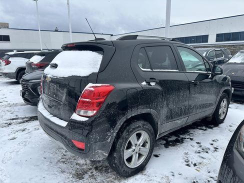 Used 2022 Chevrolet Trax LT w/ LT Convenience Package image 9