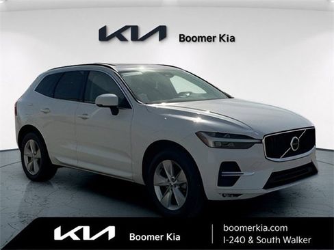 Used 2022 Volvo XC60 B5 Momentum image 3