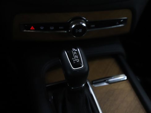 Used 2022 Volvo XC90 T6 Momentum w/ Advanced Package image 25