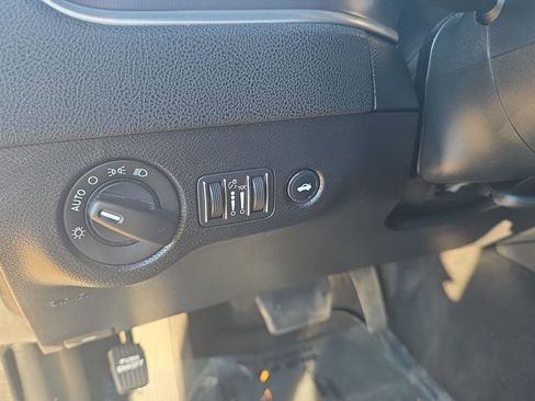 Used 2019 Dodge Charger SXT image 24