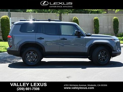 Used 2025 Lexus GX 550 AWD/4WD image 3