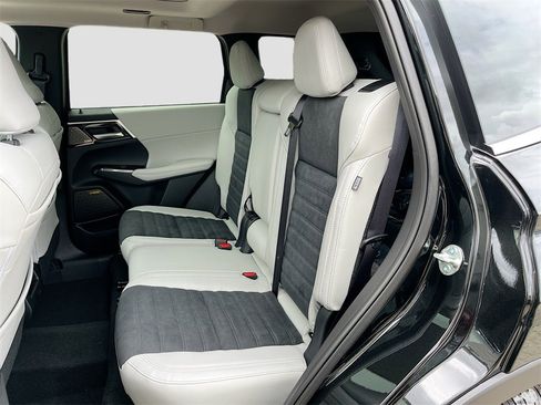 New 2025 Mitsubishi Outlander SE image 26