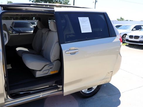 Used 2011 Toyota Sienna LE FWD image 32