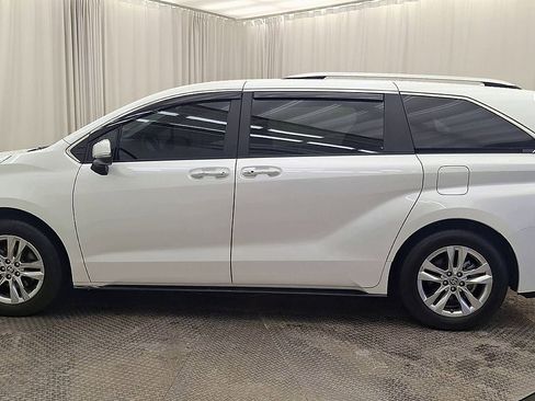 Certified 2025 Toyota Sienna Limited image 8