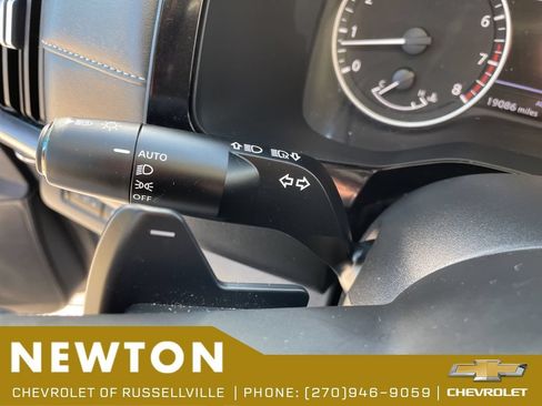 Used 2025 Nissan Pathfinder SL AWD/4WD image 16