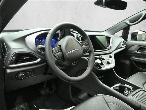 Used 2025 Chrysler Pacifica Limited image 10