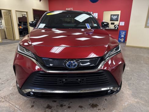 Used 2023 Toyota Venza Nightshade image 2