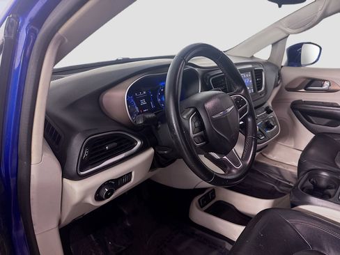 Used 2018 Chrysler Pacifica Touring-L FWD image 23